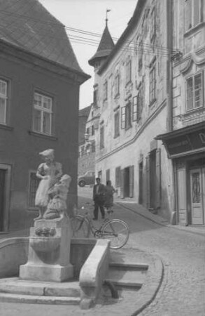 Krems: Simandlbrunnen mit Wegscheid