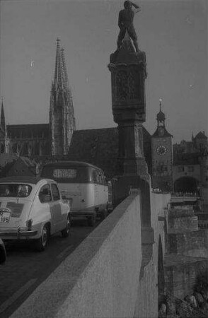 Regensburg: Brückenbildstock und Domtürme