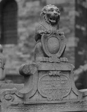 Detail: Löwenfigur auf dem Grabstein an der Stirnfront des Sarkophags