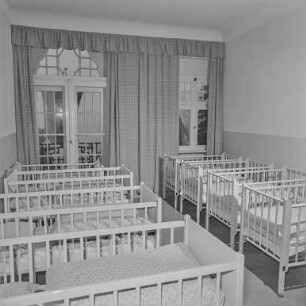 Kirschau Kindergartenwerke : Kirschau. Kindergarten. Innenansicht mit Gitterbetten