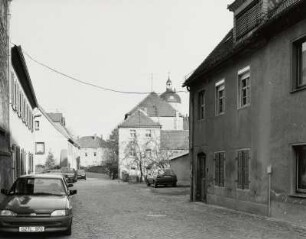 Mügeln, Schlossstraße mit Wohnhaus : Mügeln (Kreis Oschatz), Schlossstraße mit Wohnhaus, Nummer 12, Blick nach Nordost, zum Schloss Ruhethal