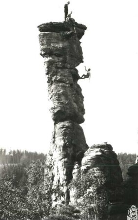 Sächsische Schweiz, Bielatal. Kleine Herkulessäule. Seilschaft Schleiß beim Abseilen. Blick von Süden