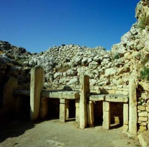 Gozo, Xaghra. Ggantija Temples. Altartischreihe in der westlichen Apsis des Süd-Baus, km 6