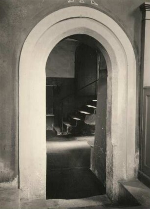 Pastor-Roller-Kirche, Inneres, Rundbogentür in die Sakristei