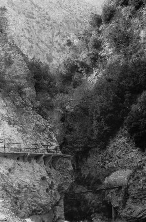 Klamm : Durch Stege für Besucher begehbar gemachte Klamm.