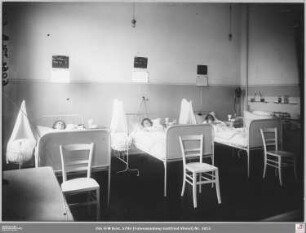 Krankenzimmer mit Wöchnerinnen in der Städtischen Frauenklinik, Heiligkreuzgasse