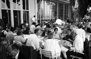 22. Tagung 1972 Mediziner; Beim Bayrischen Frühstück: Tischreihen, am Tisch vorn en face: Herr Gorbind Khorana, Frau Khorana, Lady Eccles, am Kopfende: Sir John C. Eccles
