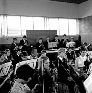 Emil-von-Behring-Gymnasium: Sieker Landstraße: III. Bauabschnitt: Einweihung: Musiksaal: Schülerorchester beim Vortrag eines Musikstückes: hinten Fensterreihe