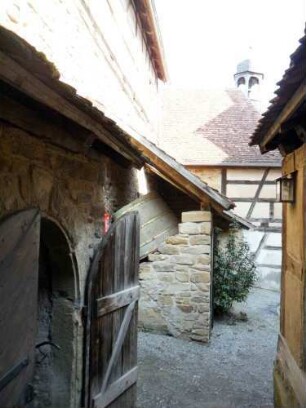 Kirchhof im Norden nach Osten - veranschaulichend die engen Platzverhältnisse in der Kirchenburg