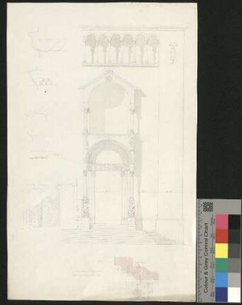 Vorhalle mit Säulenträgern an einer romanischen Kirche