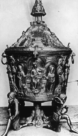 Hildesheim, Dom St. Maria, Kapelle des Hl. Georg, Bronzetaufbecken, Maria mit den Dompatronen Epiphanius und Godehard (Vorderseite)