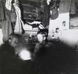 Marika Rökk, Nazikitsch + Wanzen, ich + Kerting in einem russ. Bauernhaus, 1943. Und die Kanera, immer dabei, eine billige Voigtländer 6/6, (Brilliant?)