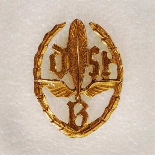 Treueabzeichen in Gold Deutscher Stenografenbund (ursprünglich mit Broschennadel) : Medaillensammlung Stenografische Sammlung. Treueabzeichen in Gold Deutscher Stenografenbund ("DStB" mit geflügelter Feder im Lorbeerkranz, ursprünglich mit Broschennadel). Metall, vergoldet; Maße 21 x 16 mm (nach 1960). Dresden: SLUB R c 0459