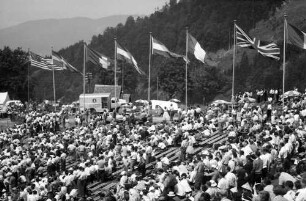 Schauinsland-Rennstrecke: Publikum auf Tribüne; Hintergrund Fahnen
