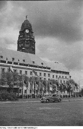 Dresden. Ehemalige Trümmerfrauen mit dem Modell zum Denkmal der Trümmerfrau - Bildhauer Reinhold im Atelier - Einweihung des Denkmals am 13. Oktober 1952 - Trümmerfrauen 1946 - Neues Rathaus, 1946 / Oktober 1952