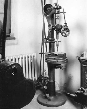 Chemnitz. Industriemuseum (in einer ehemaligen Gießerei). Bereich einer Schlosserwerkstatt mit transmissionsangetriebenen Werkzeugmaschinen. Säulenbohrmaschine mit Pedal (Chemnitz, 1880/1920)