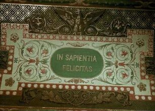 Voute, Ornamentfeld mit dem Motto: In Sapientia Felicitas