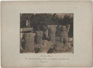 "Templo de las Mesas (nach Holmes). Tragfiguren vom 'Tempel der Könige Cocom oder Tempel des großen Göttertisches. (mit Expeditionsmitglied)."
