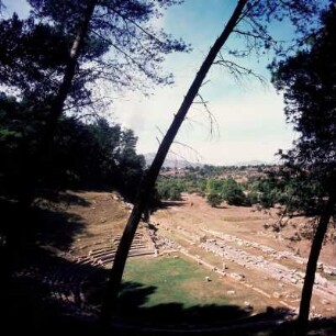 Theater (Ruine), Megalopolis : Megalopolis. Blick aus dem antiken Theater auf die Ebene am Alfios-Fluss