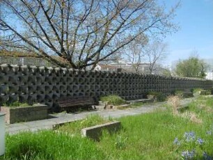 Dresden: Hotelgarten hinter Prager Straße 7/Reitbahnstraße, Formsteinwand
