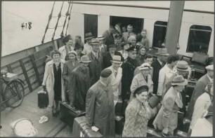 Passagiere verlassen ein Schiff