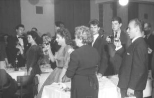Freiburg: Kolpinghaus; Festabend; Gruppe; stehend am Tisch; zutrinkend