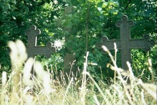 Gusseiserne Grabkreuze auf dem Kirchhof