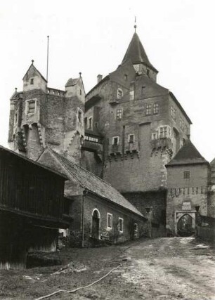 Nedvědice-Pernštejn (Nedwieditz-Bernstein). Burg (A. 13. Jh.). Prismatischer Turm (A. 16. Jh.) und Barbaraturm (13. Jh.)