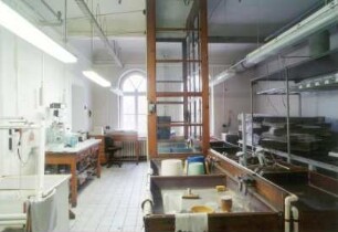 Sächsische Landesbibliothek - Staats- und Universitätsbibliothek Dresden. Zentralbibliothek (ehem. Landesbibliothek). Erdgeschoss. Abteilung Bestandserhaltung, Restaurierung, Naßstrecke : Dresden-Neustadt, Marienallee 12. Sächsische Landesbibliothek - Staats- und Universitätsbibliothek Dresden. Zentralbibliothek (ehem. Landesbibliothek). Erdgeschoss. Abteilung Bestandserhaltung, Restaurierung, Naßstrecke