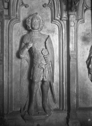 Grabmal der heiligen Ludmilla von Prag — Nördliche Längsseite der Tumba — Der heilige Georg