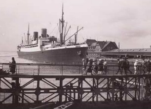 Bremerhaven, Dampfer "Stuttgart" : Bremerhaven. Passagierdampfer "Stuttgart" am Kai des Norddeutschen Lloyd. Steuerbordansicht von vorn