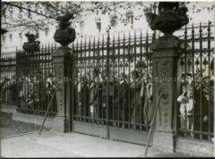 Berliner am Reichspräsidentenpalais nach dem Tod Paul von Hindenburgs