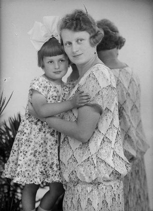 Hulda Hanisch mit ihrer Tochter Sonnie im Sommerkleid (vor einen Spiegel stehend)