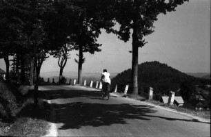 Krummhübel: Straße nach Krummhübel, mit Radfahrer