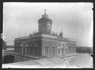 Potsdam, Marmorpalais, Blick vom Dach des Seitenflügels auf den Mittelbau.