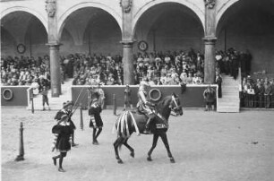 Turnierspiele 1936 : Dresden, Stallhof, Turnierspiele. Aufritt zum Turnier, Ritter in Harnisch mit Stechhelm und mit Spießknechten
