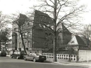 Dresden-Trachau, Wilder-Mann-Straße 29/Ecke Kronenstraße. Villa des Waffelfabrikanten Hörmann (Städt. Kindergarten; um 1910). Straßenansicht mit Einfriedung