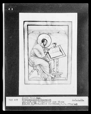 Evangeliar aus Blois — Der schreibende Evangelist Matthäus, Folio 11verso