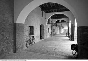 Portici (Via Boccacanale di Santo Stefano)