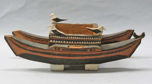 Offering bowl in the shape of a boat