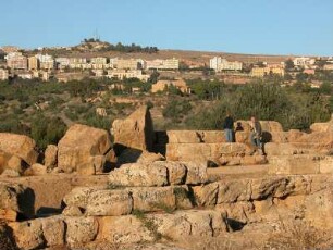 Reste des Zeus-Tempels im Tal der Tempel, Hintergrund die Stadt Agrigent