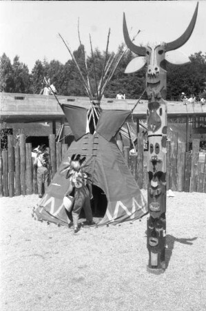 Lausanne (Schweiz). Freizeitpark (?). Kinder beim Indianerspiel. Ansicht mit Tipi und Marterpfahl