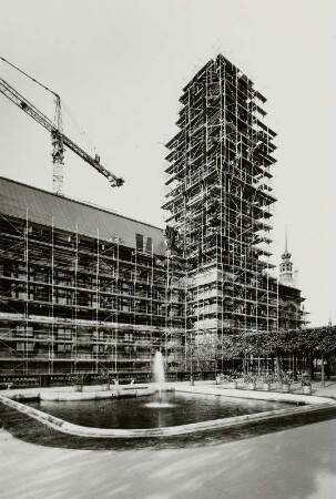 Baustelle Ständehaus, Bauphase Substanzsicherung / Wiederaufbau Dach. Nordseite und Turm mit Gerüst, Turmdrehkran im großen Innenhof. Blick über die Brunnenanlage : Dresden-Altstadt, Schloßplatz 1. Baustelle Ständehaus, Bauphase Substanzsicherung / Wiederaufbau Dach. Nordseite und Turm mit Gerüst, Turmdrehkran im großen Innenhof. Blick über die Brunnenanlage