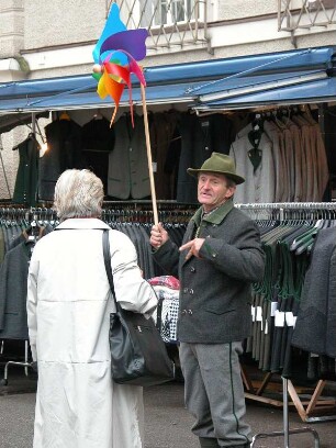 Salzburg - Trachtenjackenverkäufer : Trachtenjackenverkäufer mit Windrad. Aufgenommen in der Altstadt von Salzburg, 2004