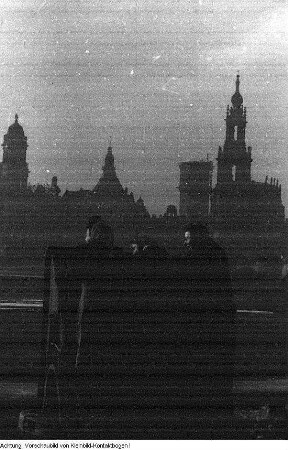 Dresden. Frauen mit Feldbahnlore, der "Trümmerbahn", am Neustädter Königsufer, um 1947