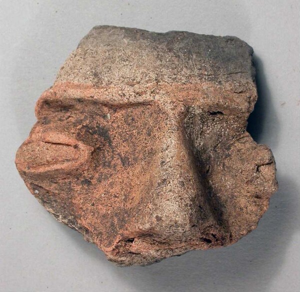 Tête d'une figurine en argile (fragment)