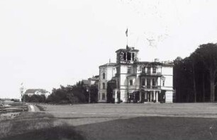 Haus "Bischofsstab" und Villa "Großfürstin Marie" : Strandpromenade. Blick vom Kurplatz gegen Villa "Großfürstin Marie" und Haus "Bischofsstab"