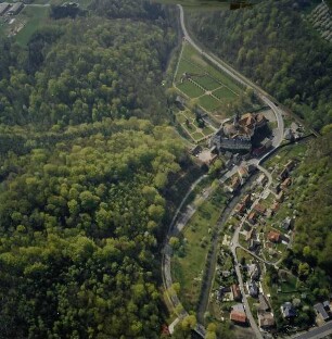 Weesenstein. Blick über Müglitztal mit Schloß und Park. Luftbild-Schrägaufnahme von Osten