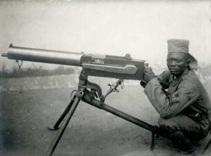 Muansa, Sudanese am Maschinengewehr
