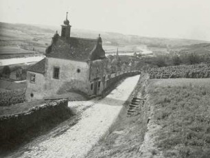Frickenhausen, Weinkapelle : Frickenhausen. Rechtes Hochufer des Mains mit Weinkapelle. Blick über den Ort mainabwärts nach Westen